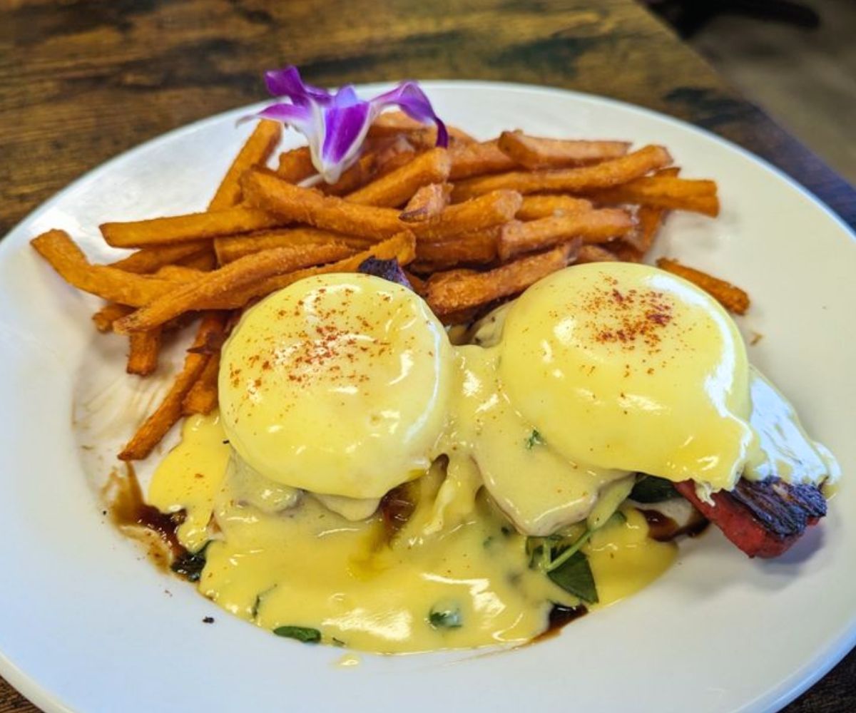 eggs benedict at guieb cafe in honolulu hawaii