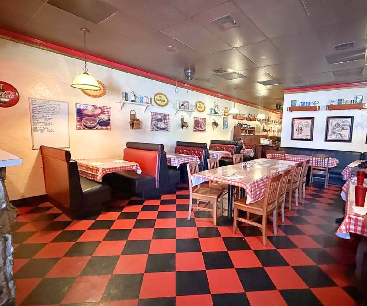 dining area at Alfredo's Pizza and Pasta in San Bernardino, California
