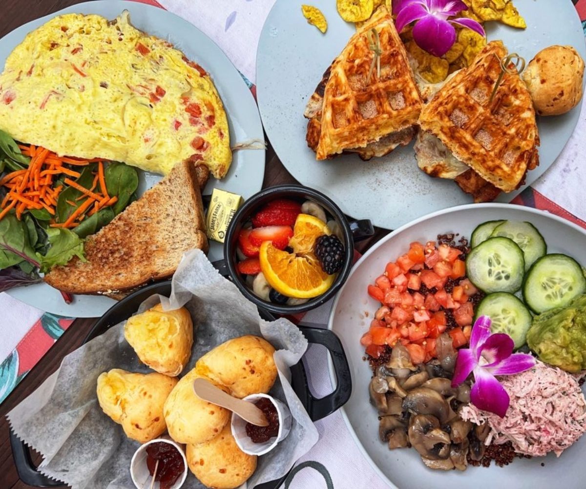 Quinoa bowl, omelette, pão de queijo, and banana melt at Bulegreen Cafe Yard in Oakland Park, Florida