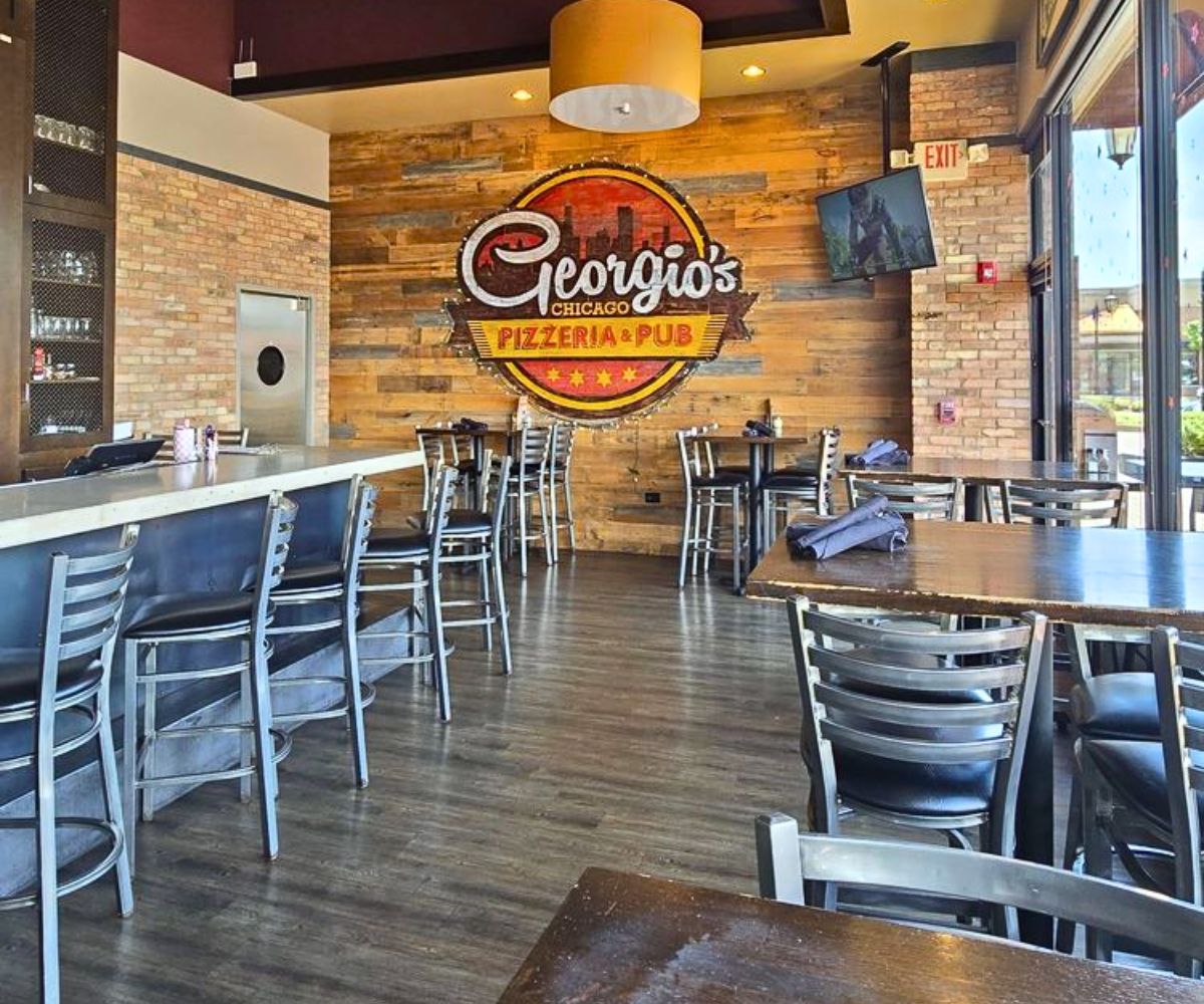 dining area at Georgio's in South Barrington, IL