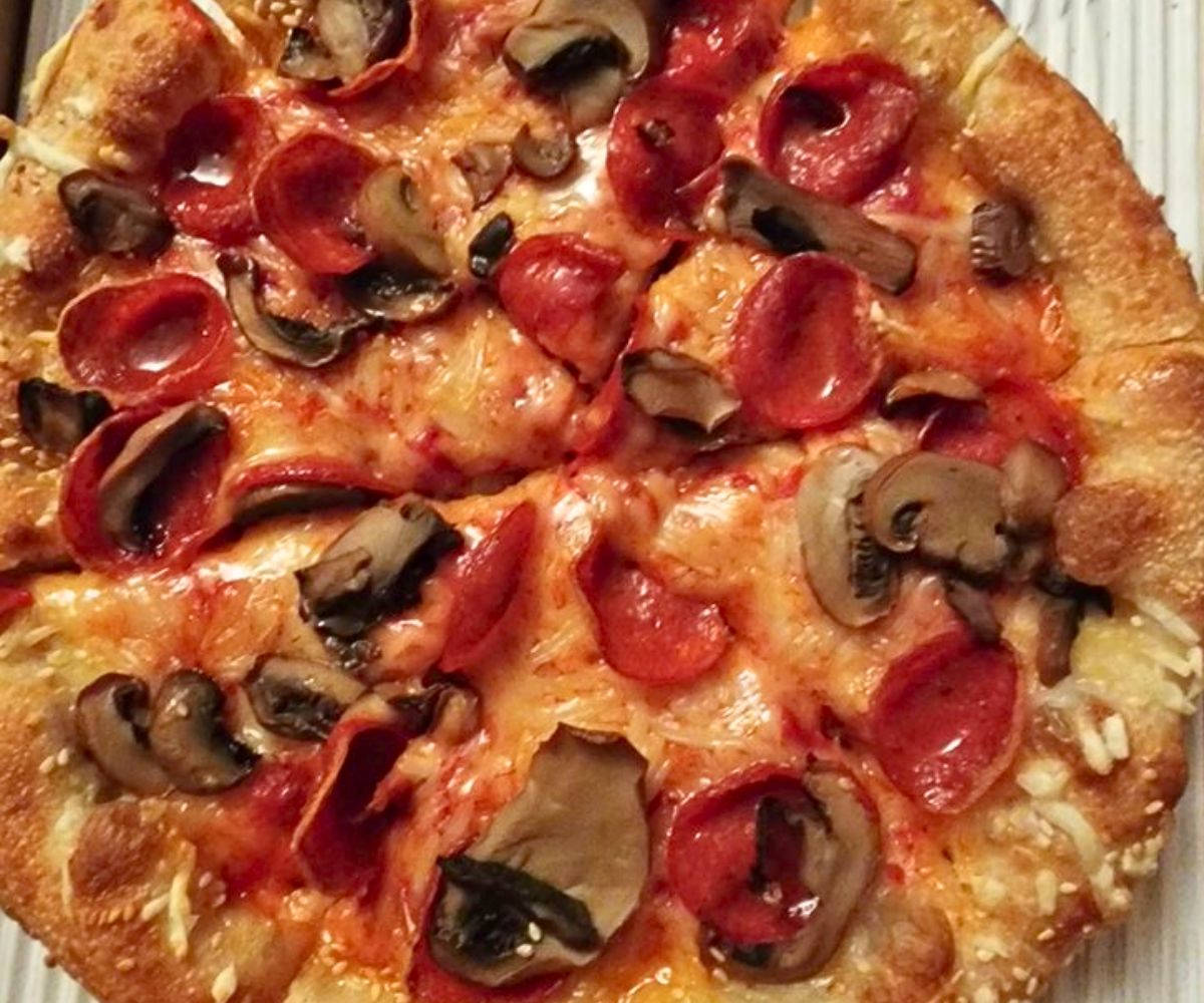 vegan pizza at Johnny Z's in St. Clair Shores, MI