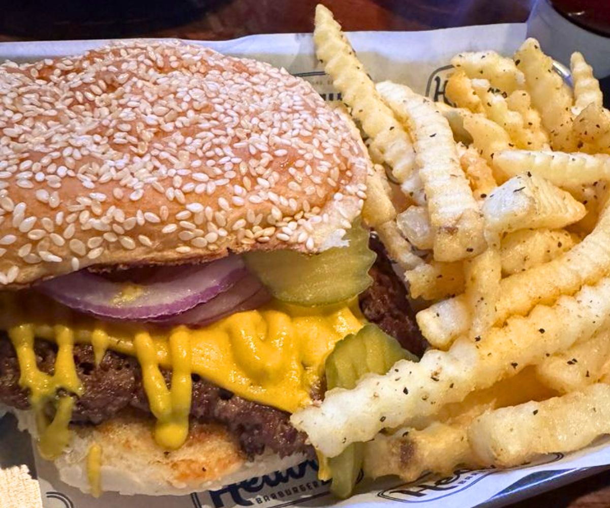 Luten's Cheeseburger at Heavy's in Charleston, South Carolina