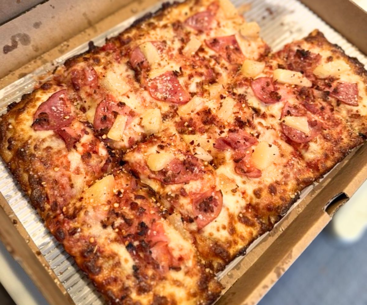 Hawaiian Pizza at Johnny Z's in St. Clair Shores, MI