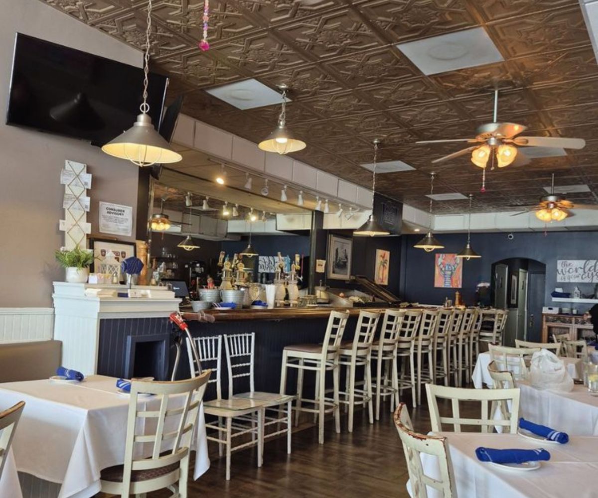 dining area at j&j seafood bar and grill in delray beach, florida
