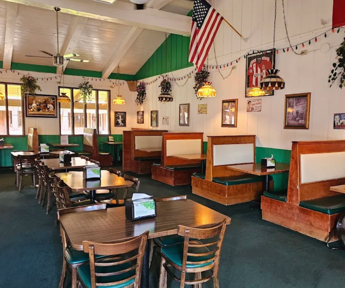 Dining Area at Franco's Pizza in Lodi, California