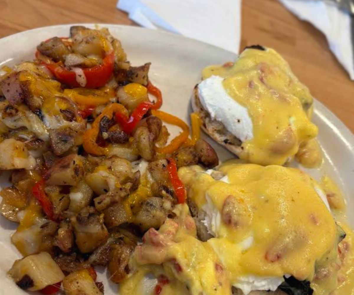 eggs benedict at Himes Breakfast in Tulsa, Florida