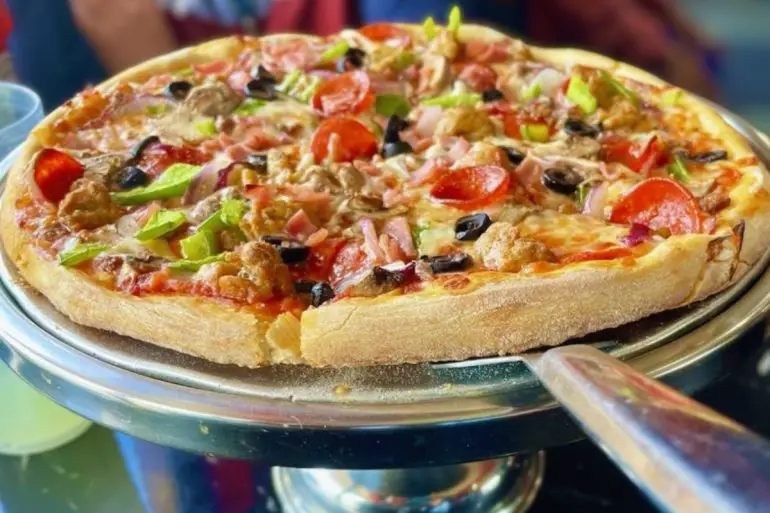 deluxe pizza at the pizza box in virginia beach, virginia