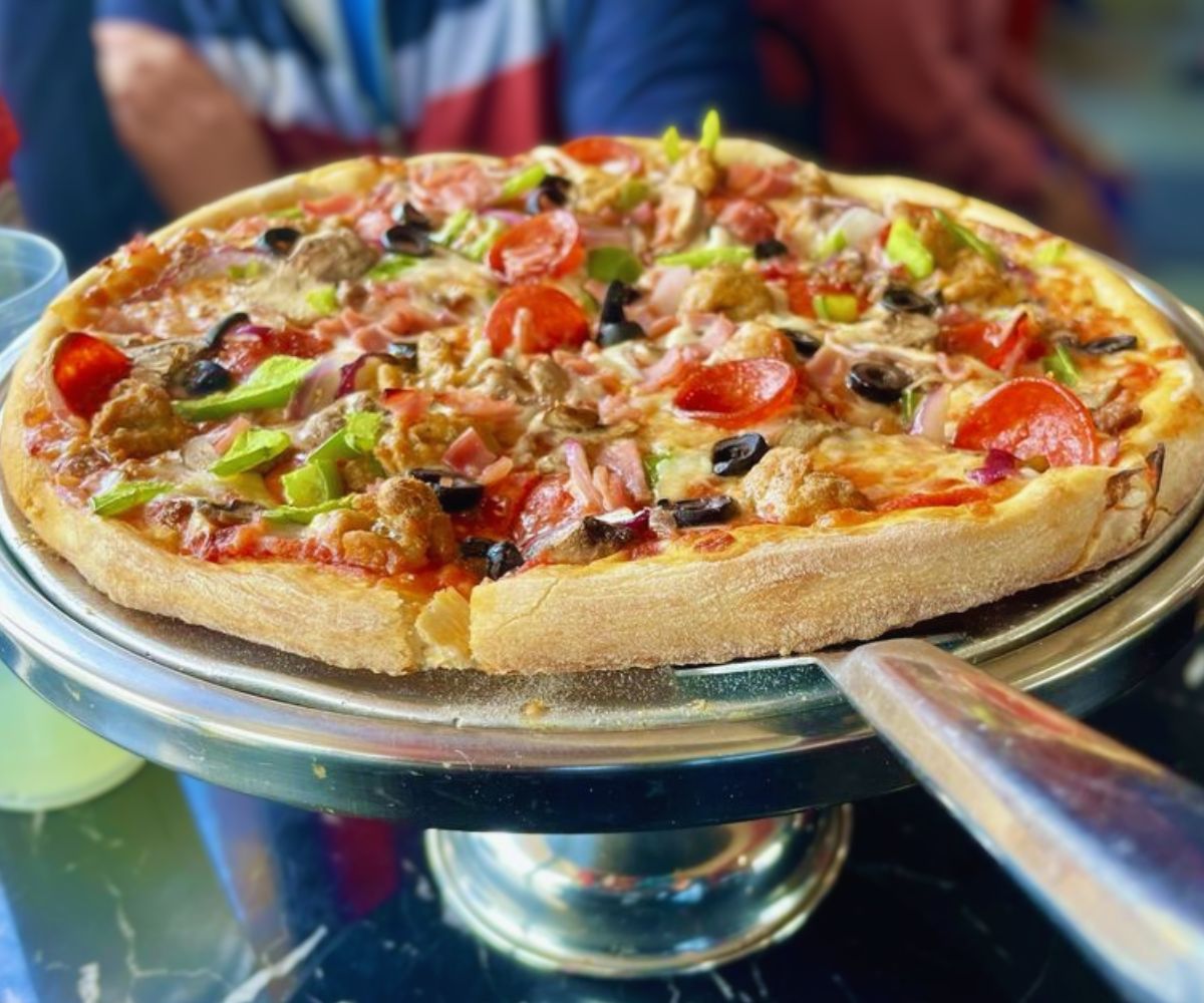 deluxe pizza at the pizza box in virginia beach, virginia