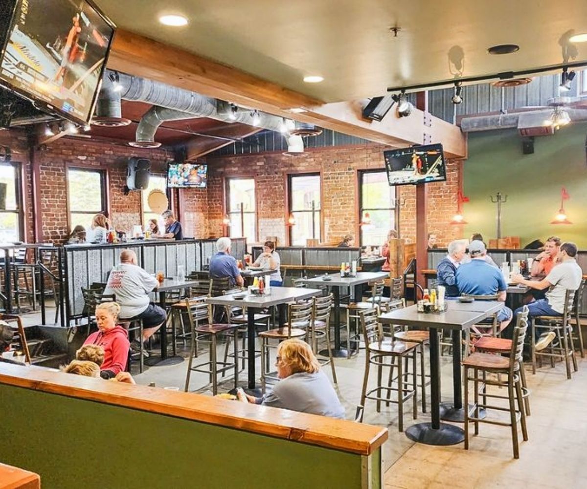 dining area at the lumberyard tap room & grille in flagstaff arizona