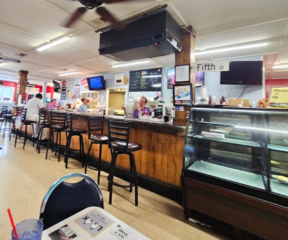dining area at lisa's fifth street diner in bowling green, kentucky