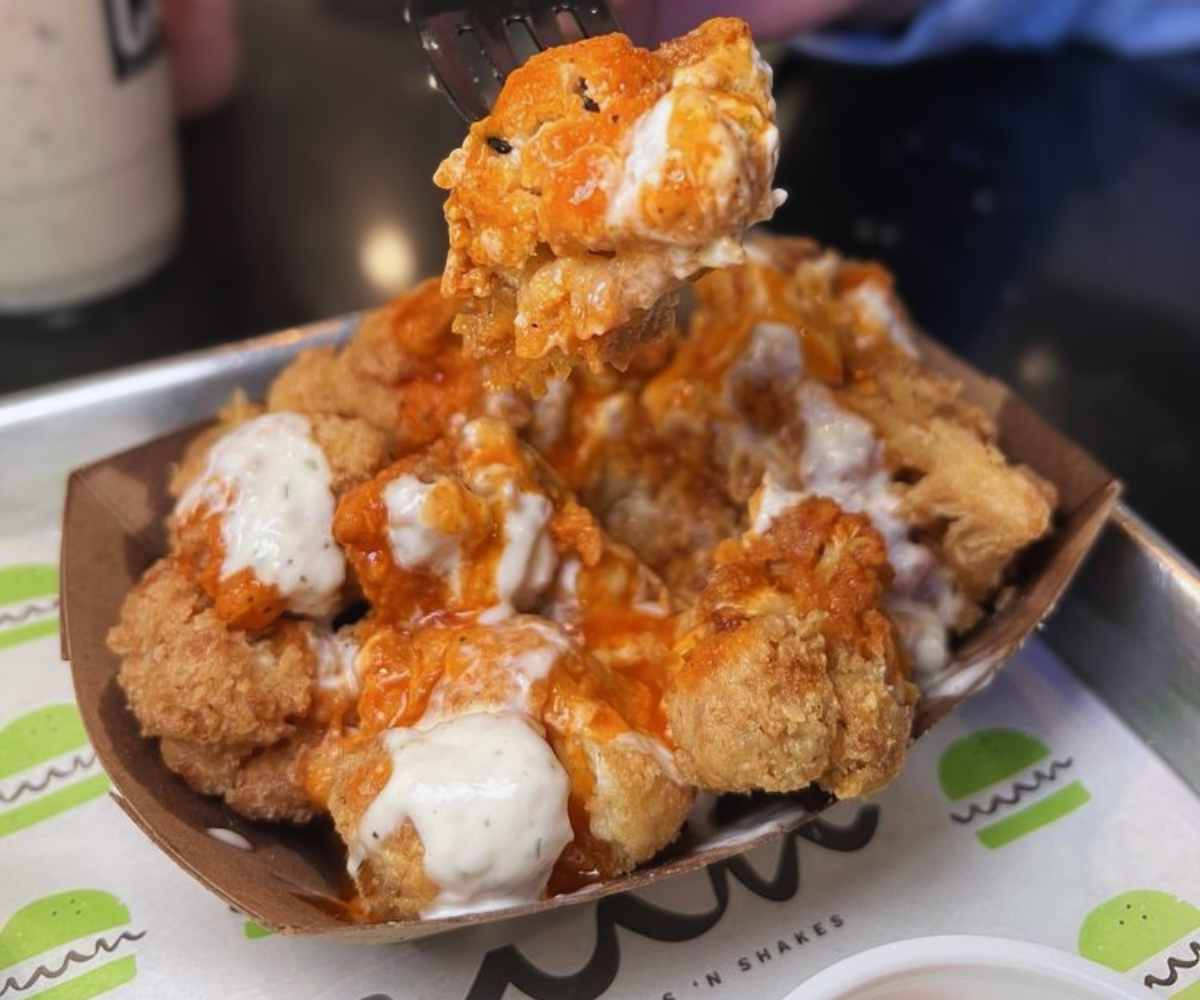 buffalo cauliflower wings at calikids burgers n shakes in Livermore california