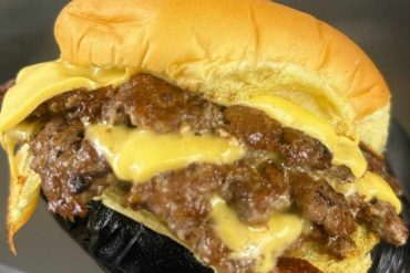 burger at al's burgers in Davenport, IA