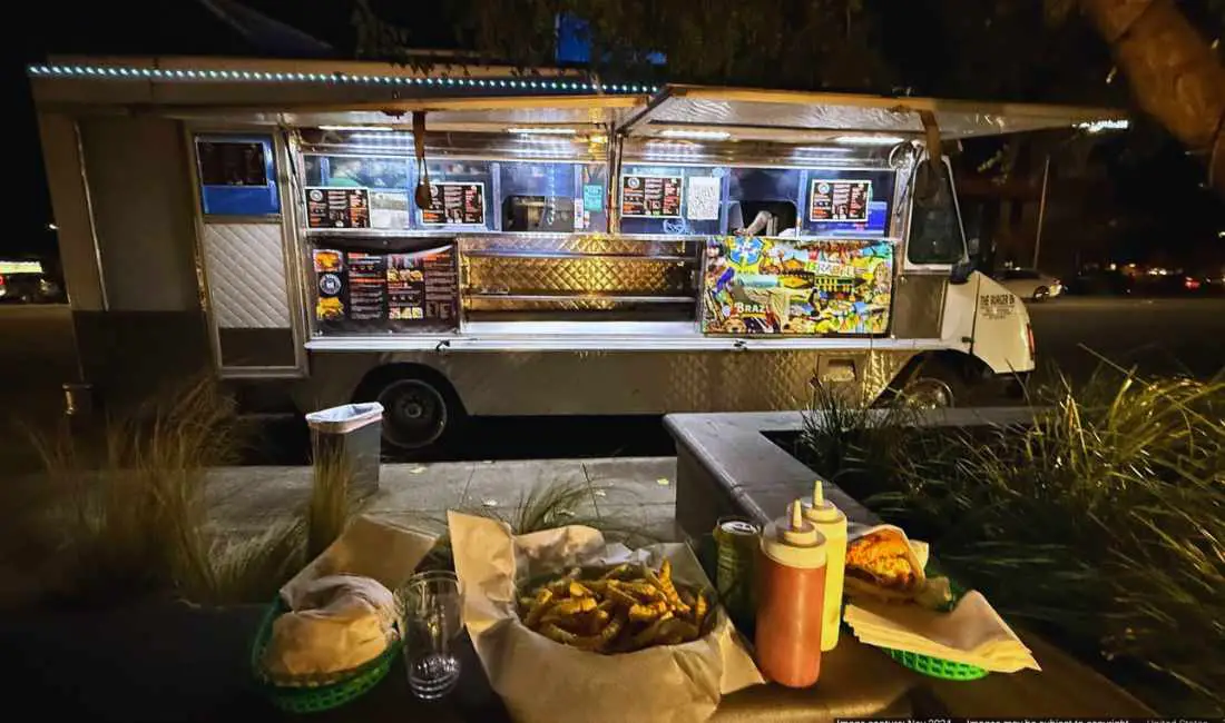 night view of the burger food truck in San Mateo california