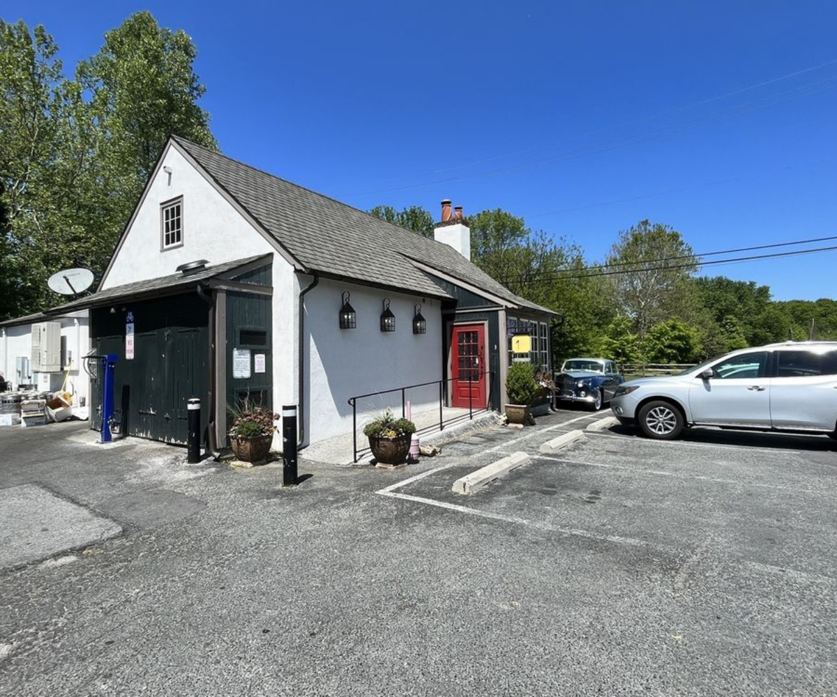 Exterior view of the whip tavern with parking spots