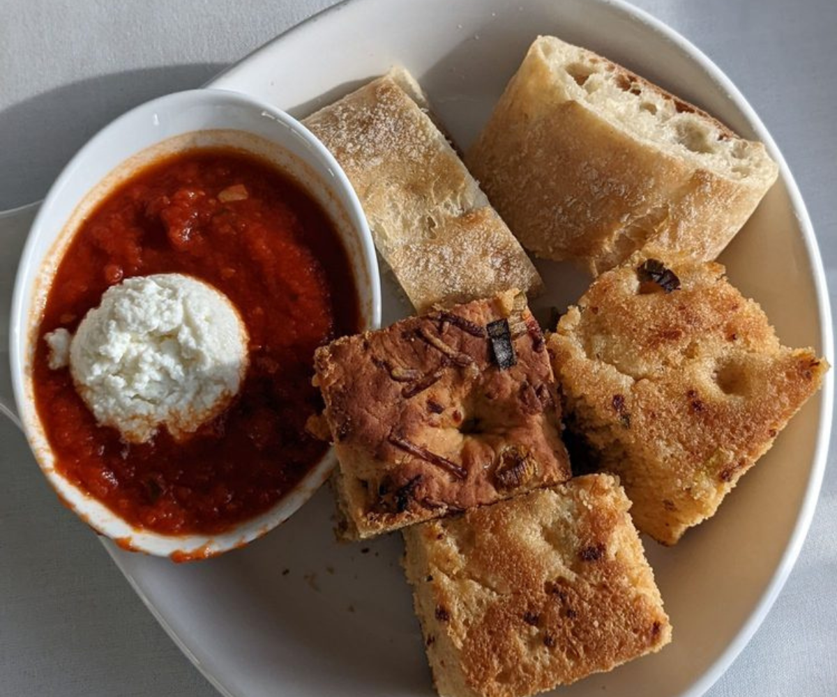 Bread service with sauce
