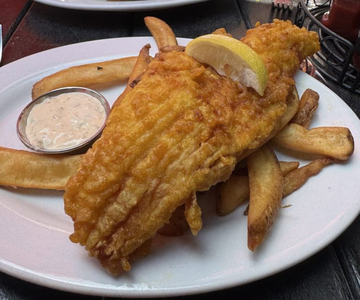 Well-served fish and chips with sauce