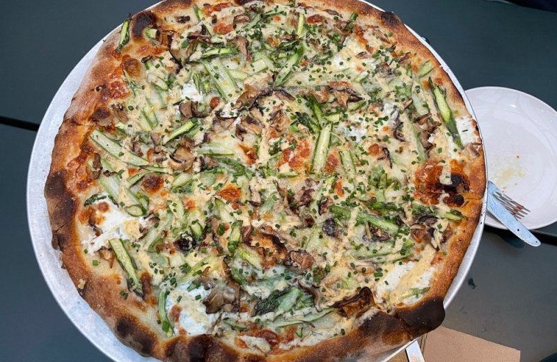 Asparagus pizza
