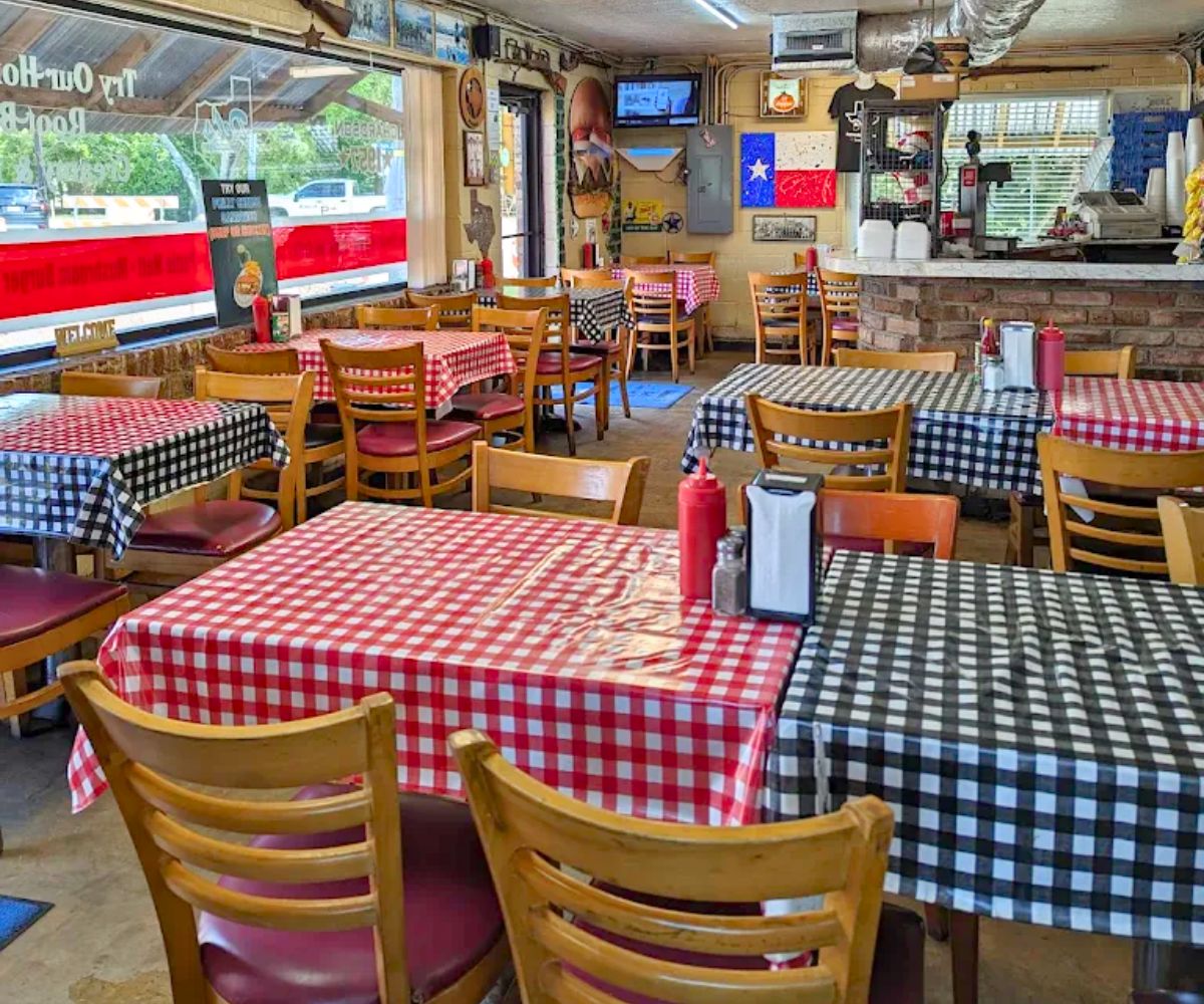 interior of Del's Charcoal Burgers in Richardson, TX