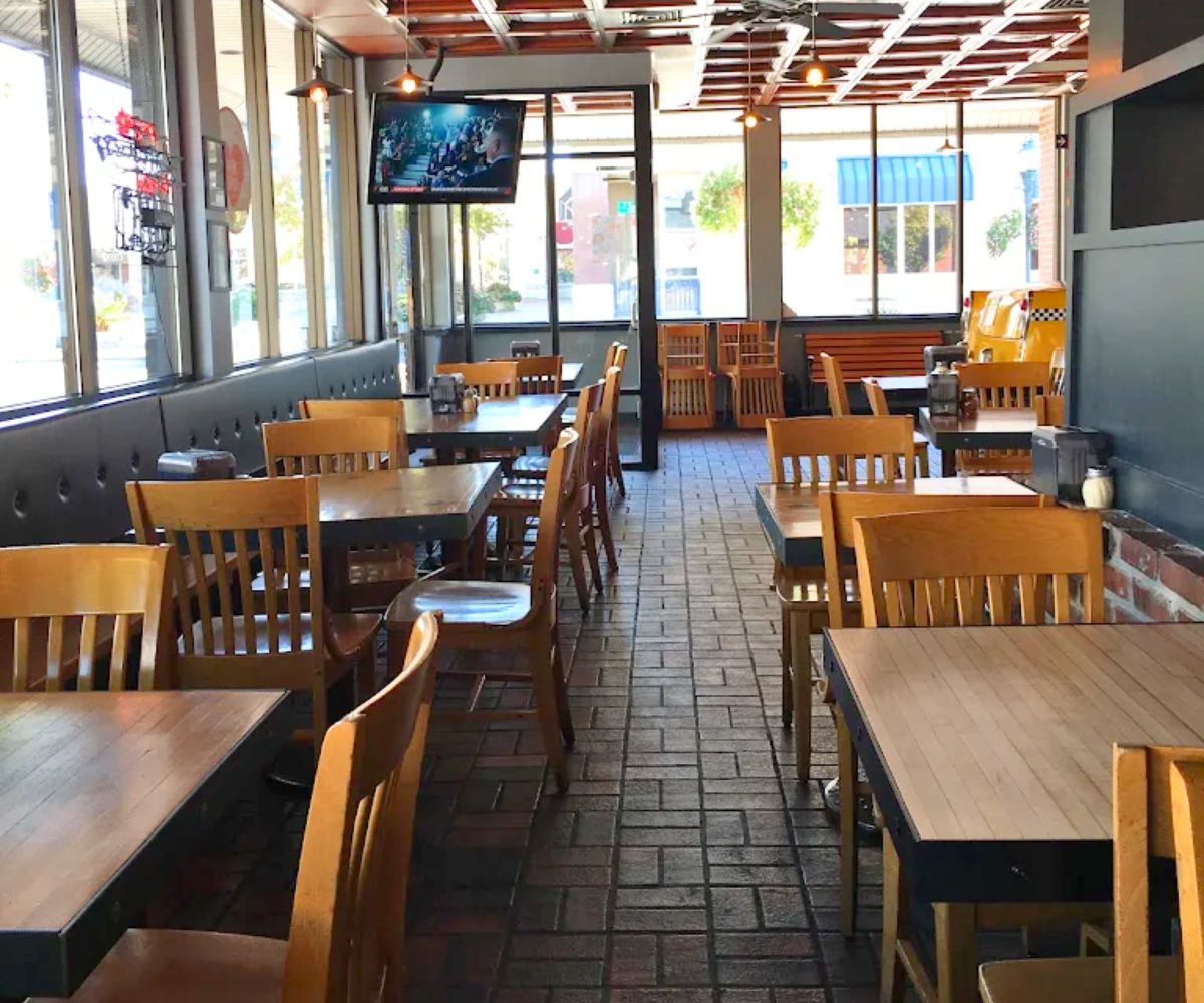 interior of AJ's NY Pizzeria in Manhattan, KS