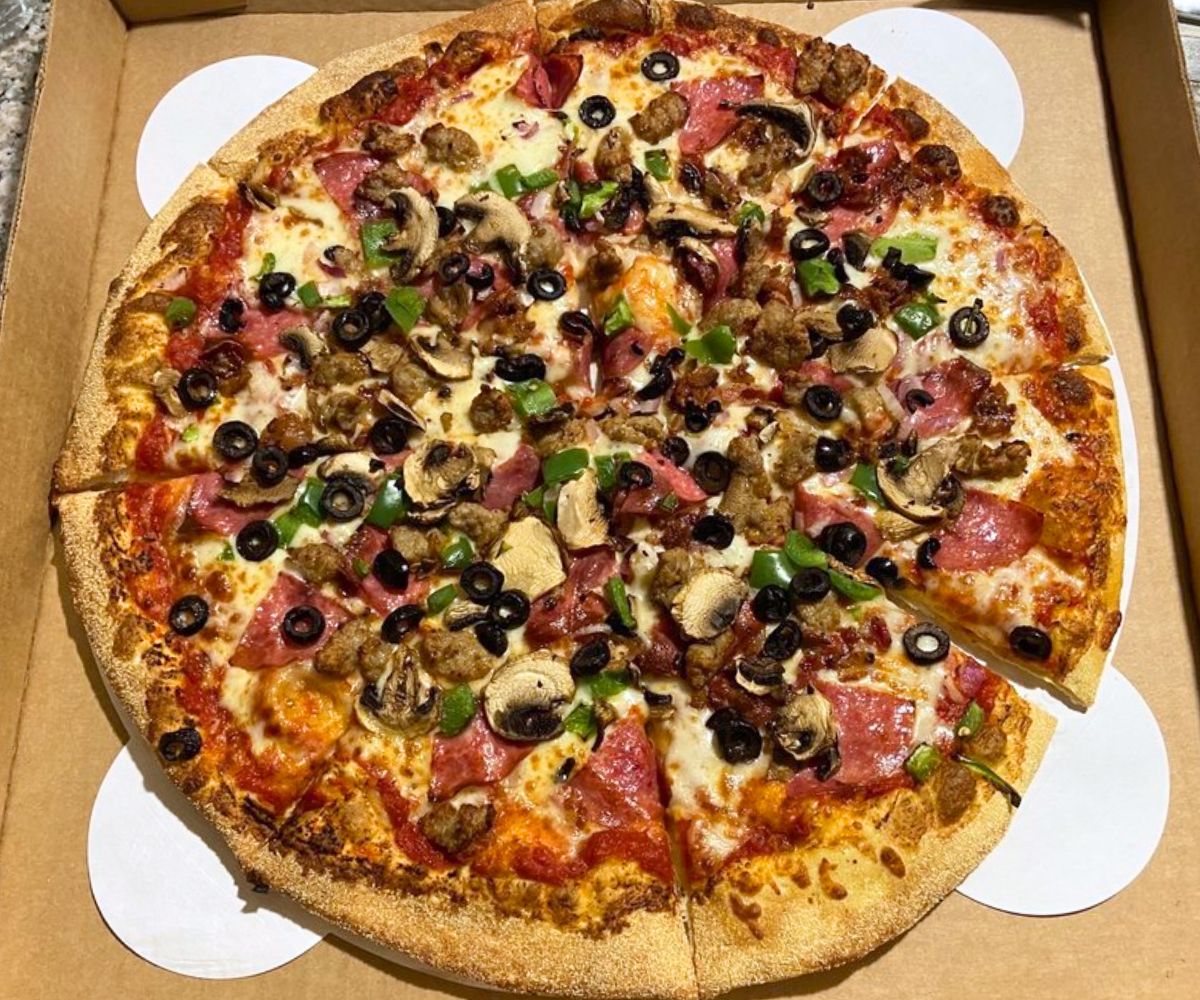 Deluxe Pizza at Pauly's in Rapid City, South Dakota