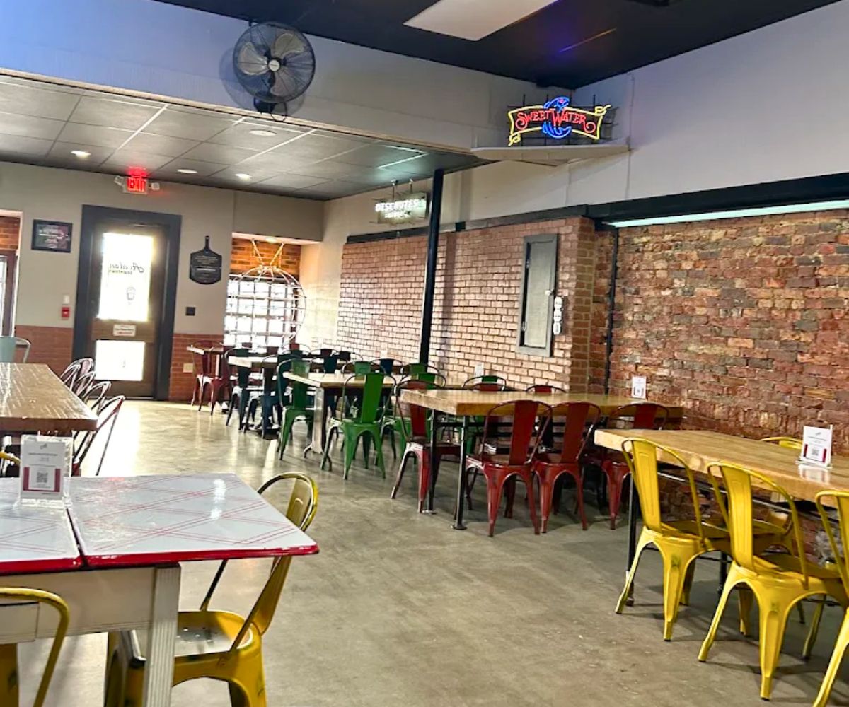 interior of Avalon Downtown Pizzeria in Youngstown, Ohio