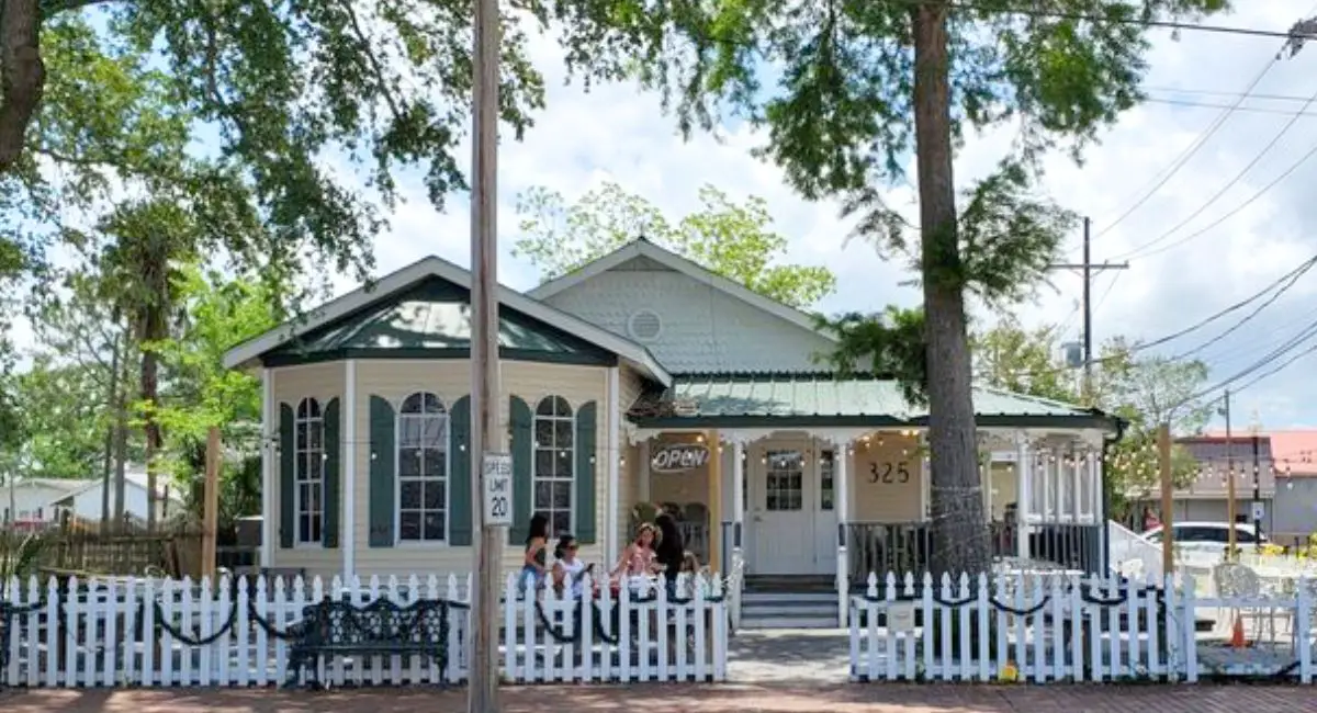 exterior of Gendusa's Italian Market in Kenner, LA