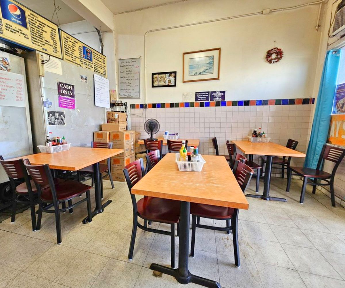 interior of Ray's Café in Honolulu, HI