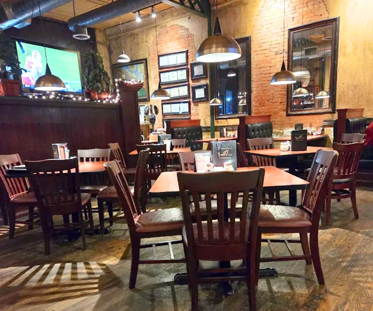 interior of Napoli's Italian Restaurant in Enid, OK