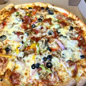 Deluxe Pizza at Italia Pizza Cafe in Southaven, Mississippi