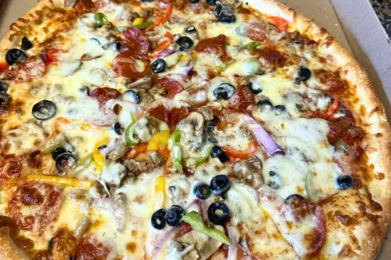 Deluxe Pizza at Italia Pizza Cafe in Southaven, Mississippi