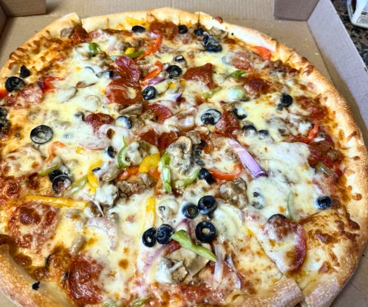 Deluxe Pizza at Italia Pizza Cafe in Southaven, Mississippi