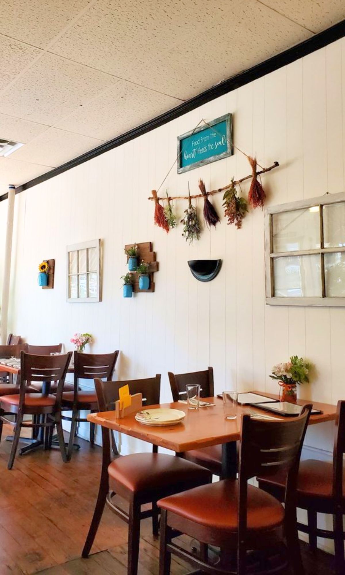 interior of Jong's Thai Kitchen in Topeka, KS