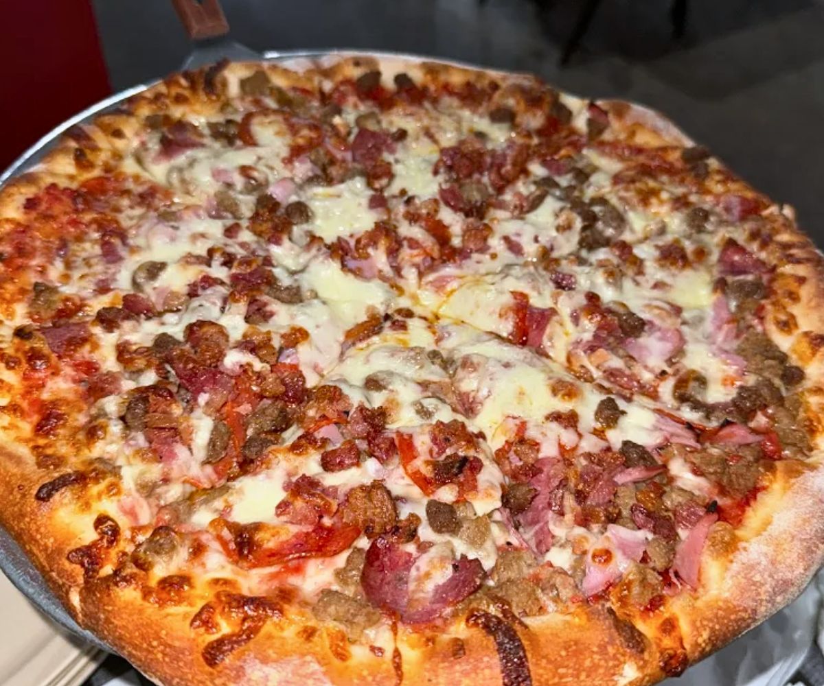 Super Pizza at Italia Pizza Cafe in Southaven, MS