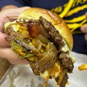 burger at wagyulicious in baton rouge