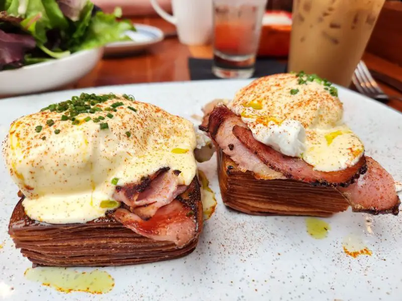 Cube Benny with ham and hollandaise
