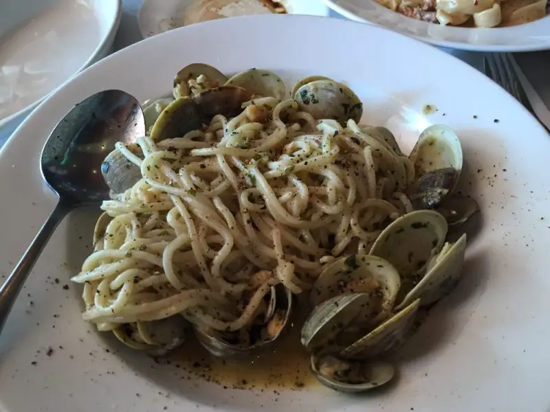 Linguini with clam white sauce