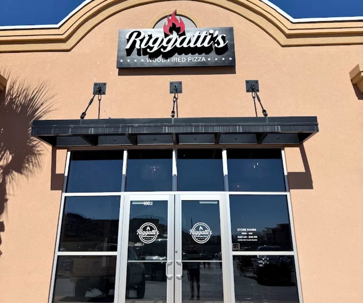 exterior of Riggatti's Wood Fired Pizza in St. George, UT