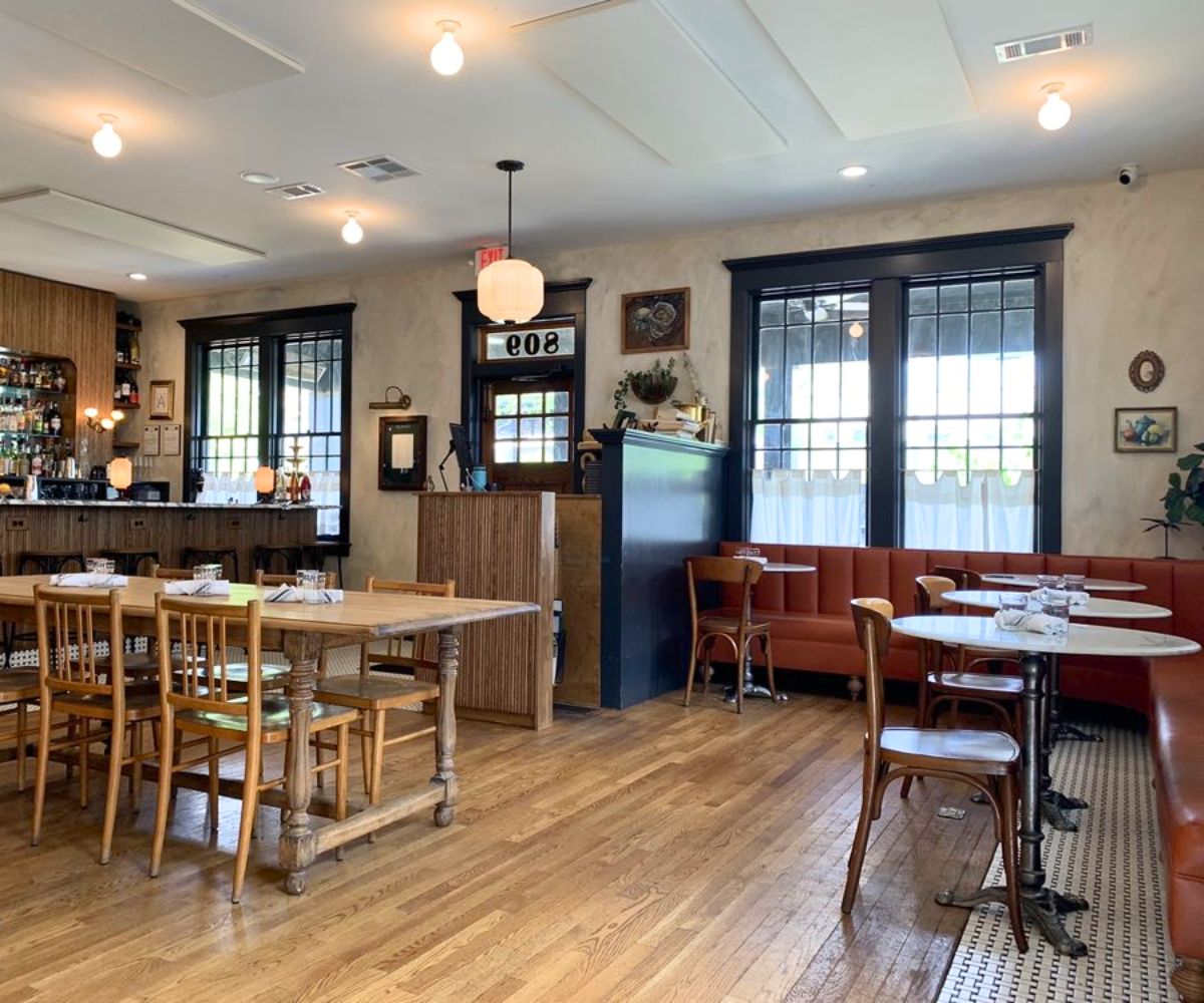 interior of Elvie's in Jackson, MS