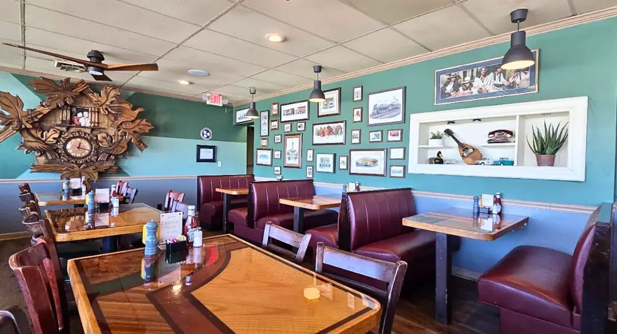 interior of Lyncoya Cafe in Hendersonville, TN