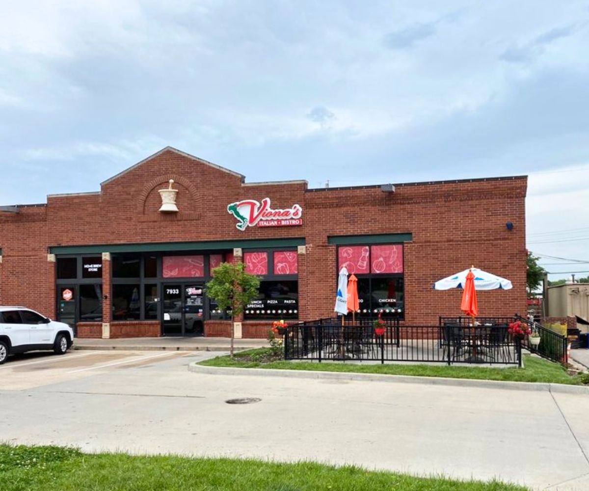 exterior of Viona's Italian Bistro in Overland Park, KS