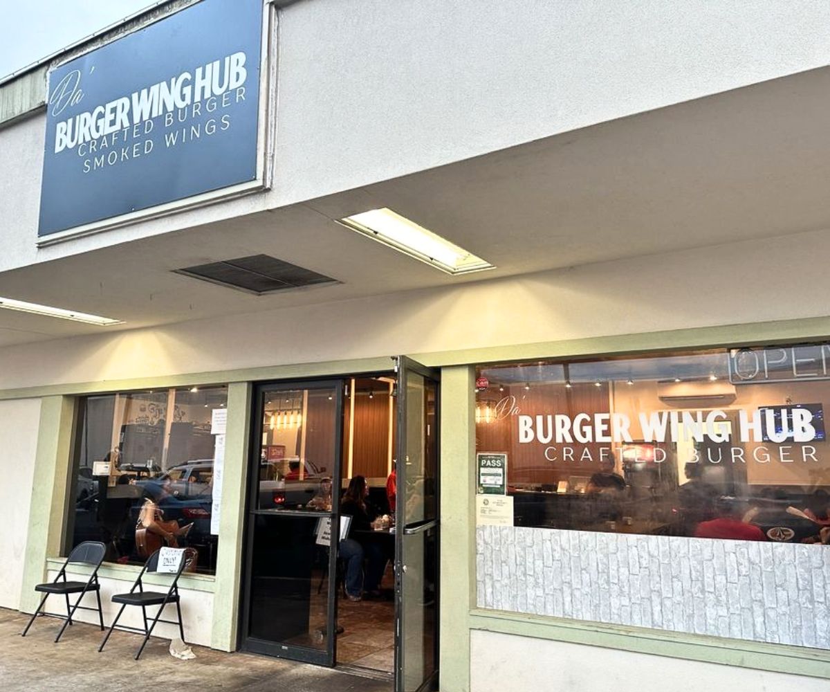 exterior of Da Burger Wing Hub in Wahiawa, HI
