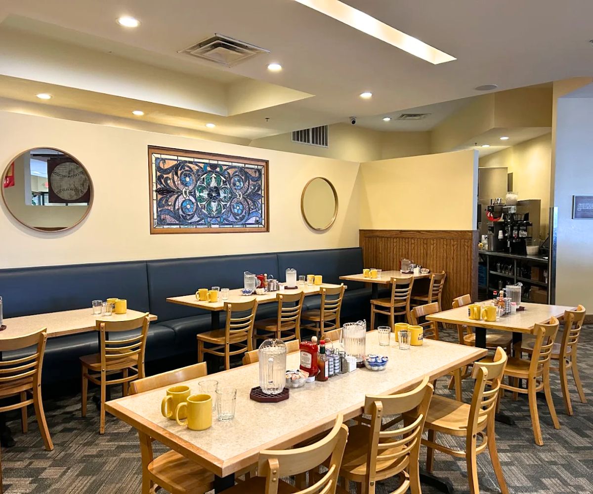 interior of Ronnie's Restaurant in Lenexa, KS