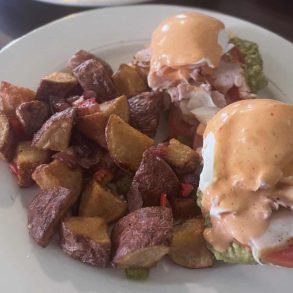 eggs benedict at pine street cafe in pasadena