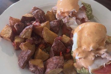 eggs benedict at pine street cafe in pasadena