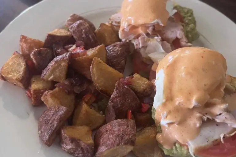 eggs benedict at pine street cafe in pasadena