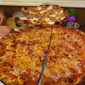 Zee’s Pizzeria - Cheese Pizza