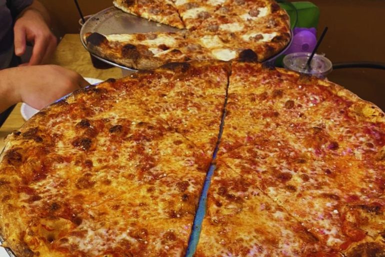 Zee’s Pizzeria - Cheese Pizza