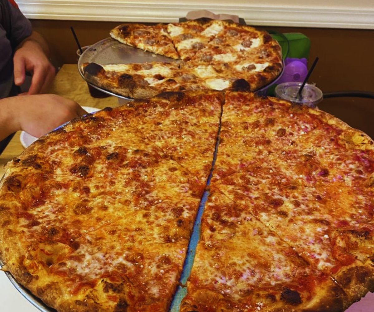 Zee’s Pizzeria - Cheese Pizza