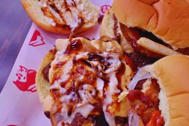 Wanna Smash Bar And Grill - Burgers with Sauce