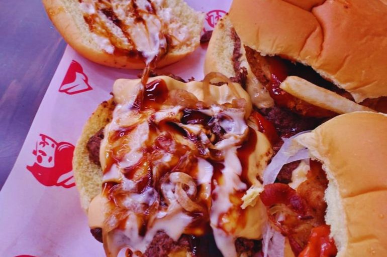 Wanna Smash Bar And Grill - Burgers with Sauce